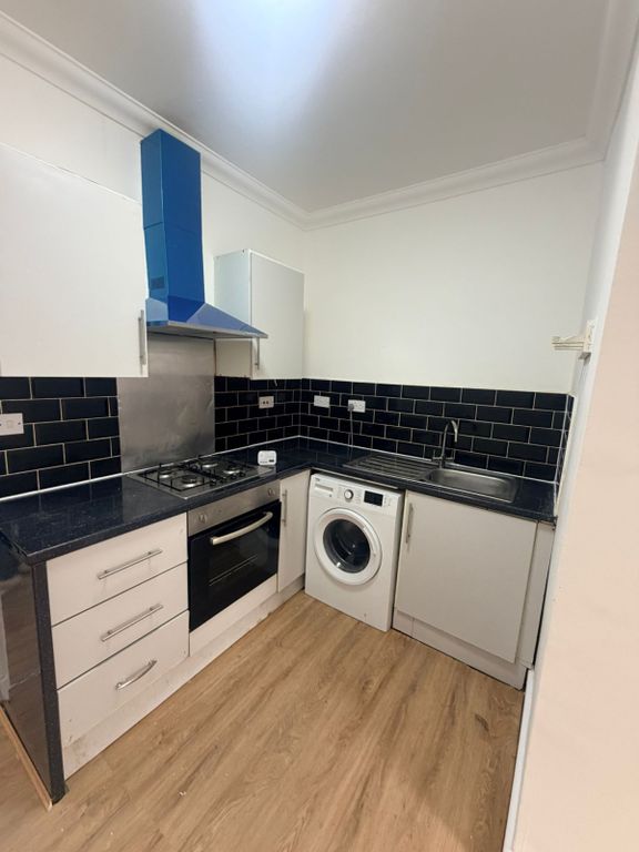 Property photo 1 of 11 Well-Presented Two-Bedroom Flat With A Private Garden
