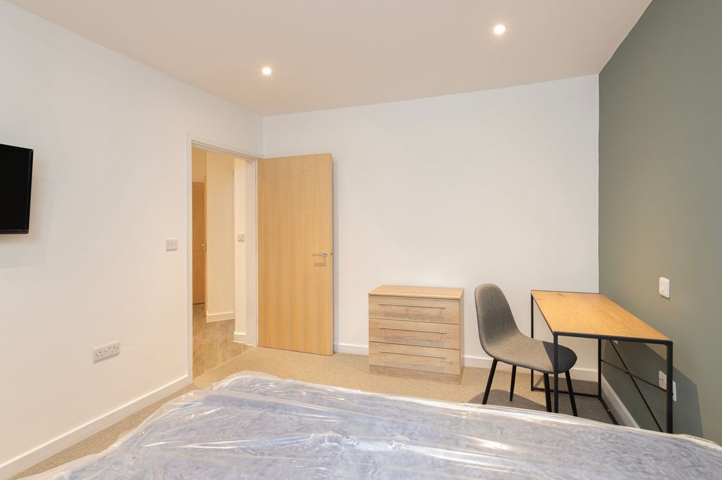 Property photo 3 of 7 A Bright And Spacious Double Bedroom Featuring Mod...