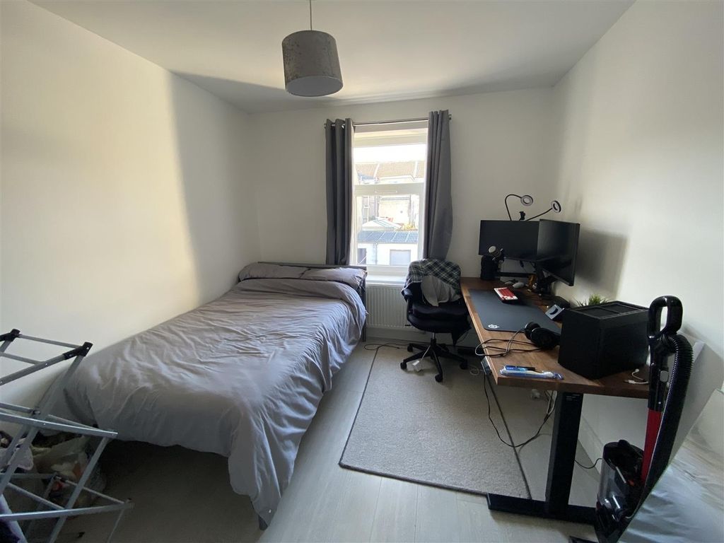 Property photo 3 of 11 Bright Bedroom With Double Bed And Spacious Desk...