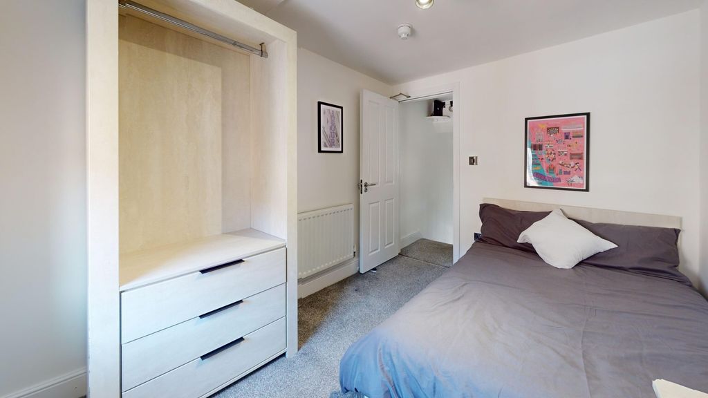 Property photo 1 of 13 A Cozy And Tidy Double Bedroom Featuring A Comfort...