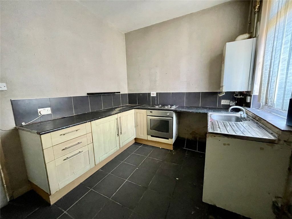 Property photo 3 of 8 Kitchen