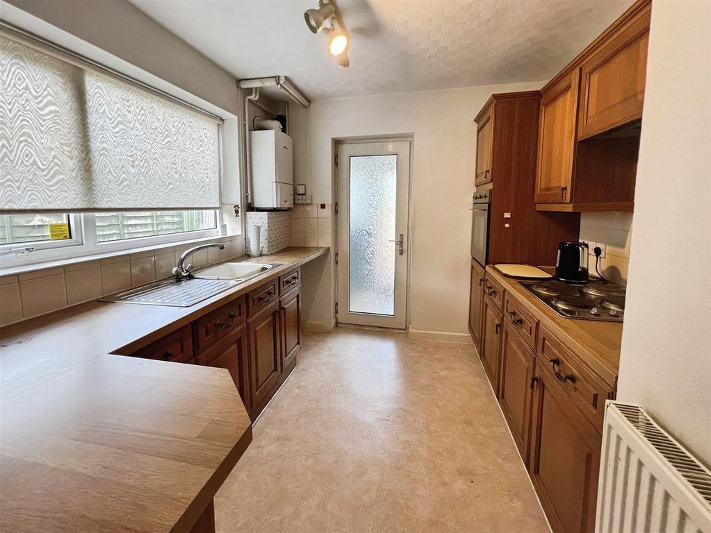 Property photo 3 of 10 Kitchen