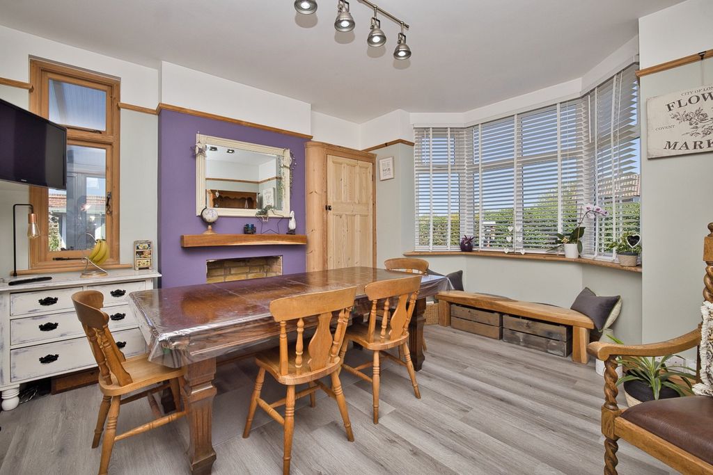 Property photo 3 of 27 Picture 3