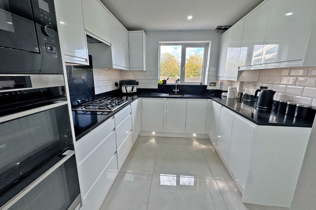 Property photo 2 of 12 4653433