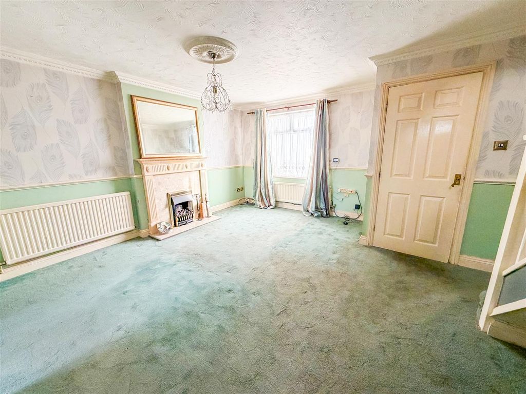 Property photo 3 of 19 Lounge