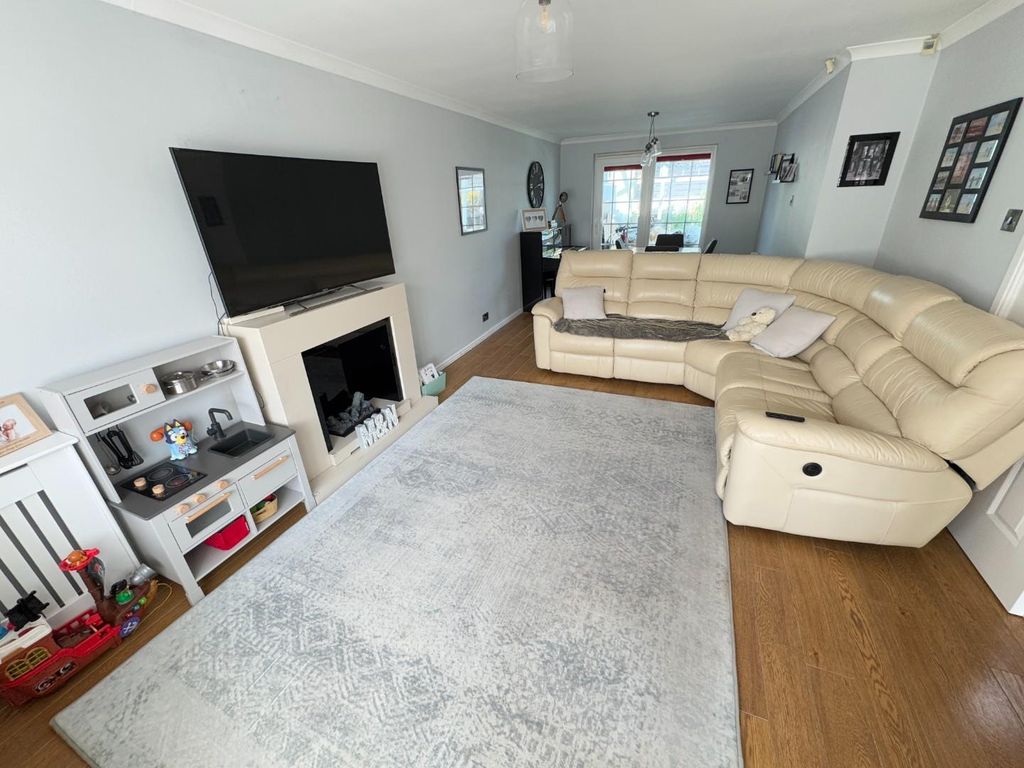 Property photo 2 of 13 Lounge