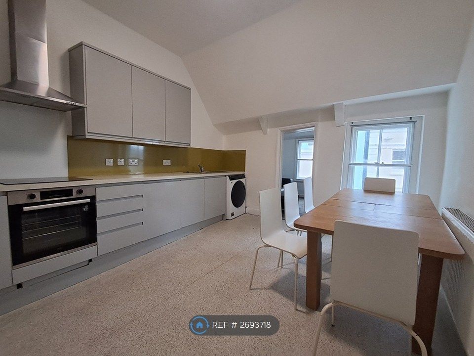 Property photo 2 of 10 Kitchen