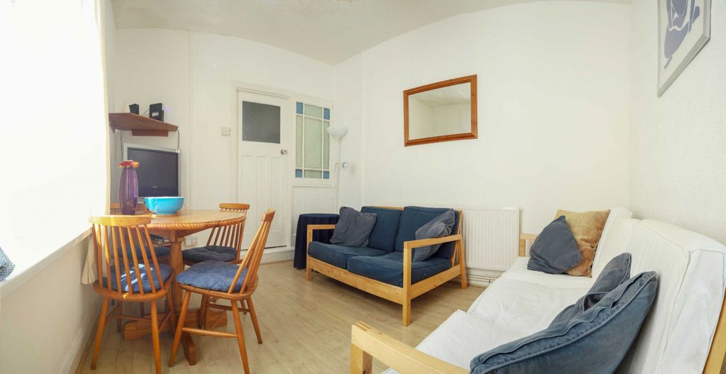 Property photo 3 of 11 Living Room