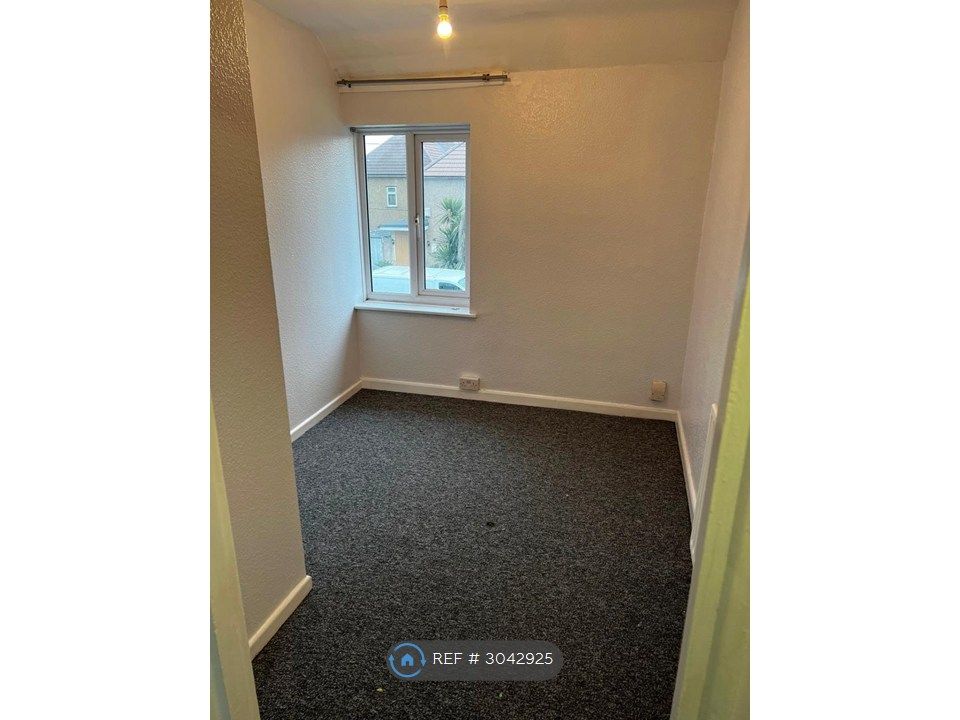 Property photo 3 of 10 Bedroom 3
