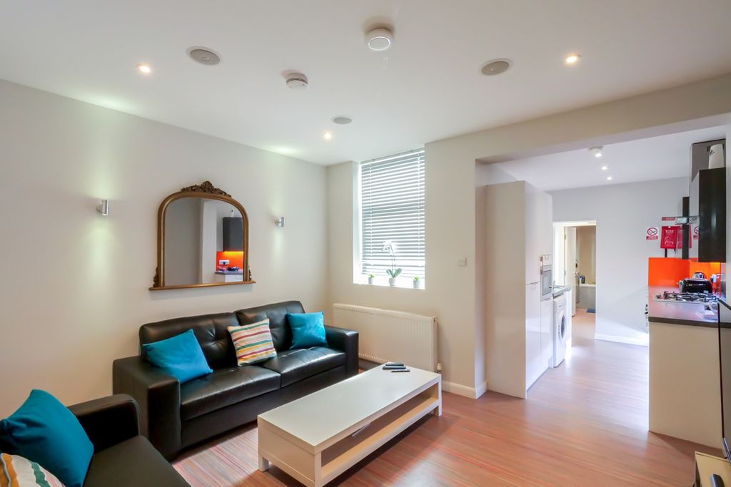 Property photo 1 of 8 64 Seaford Street, Living Room 2