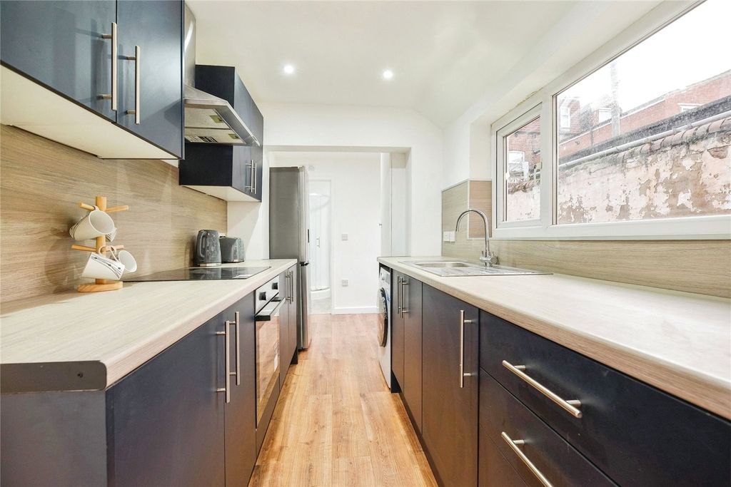 Property photo 3 of 10 Kitchen