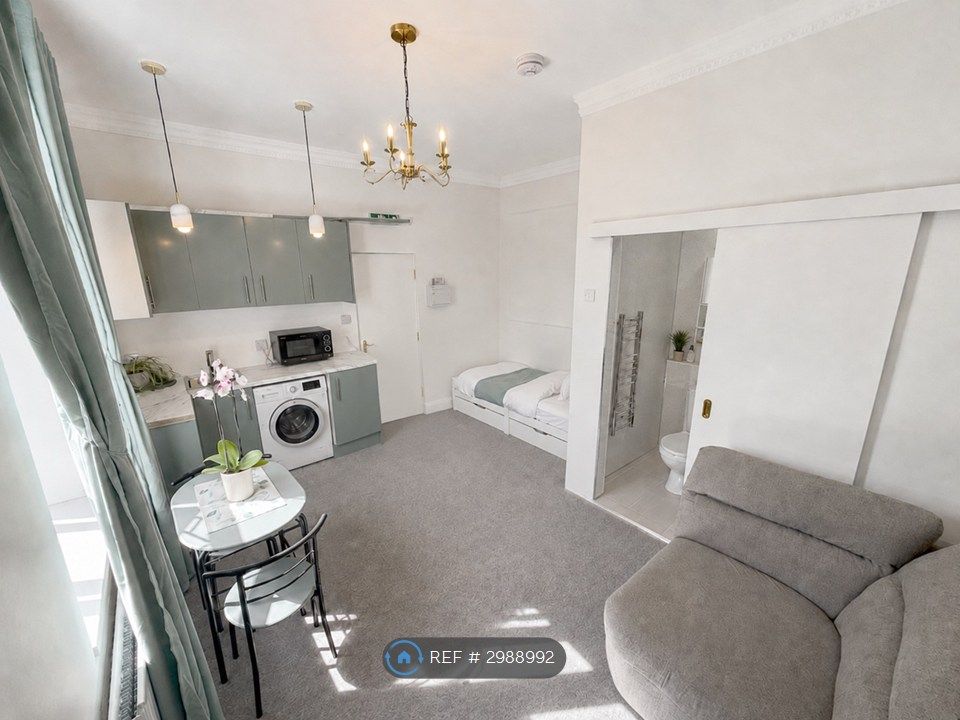 Property photo 1 of 6 Room 3