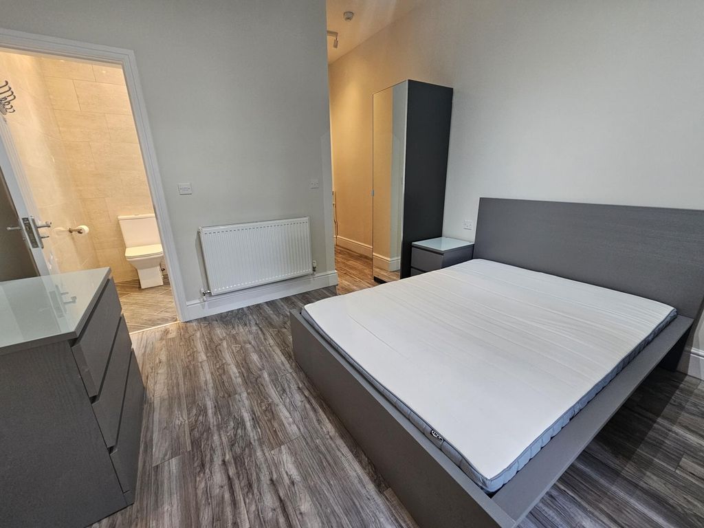 Property photo 1 of 13 A Clean And Modern Master Bedroom Featuring A Larg...