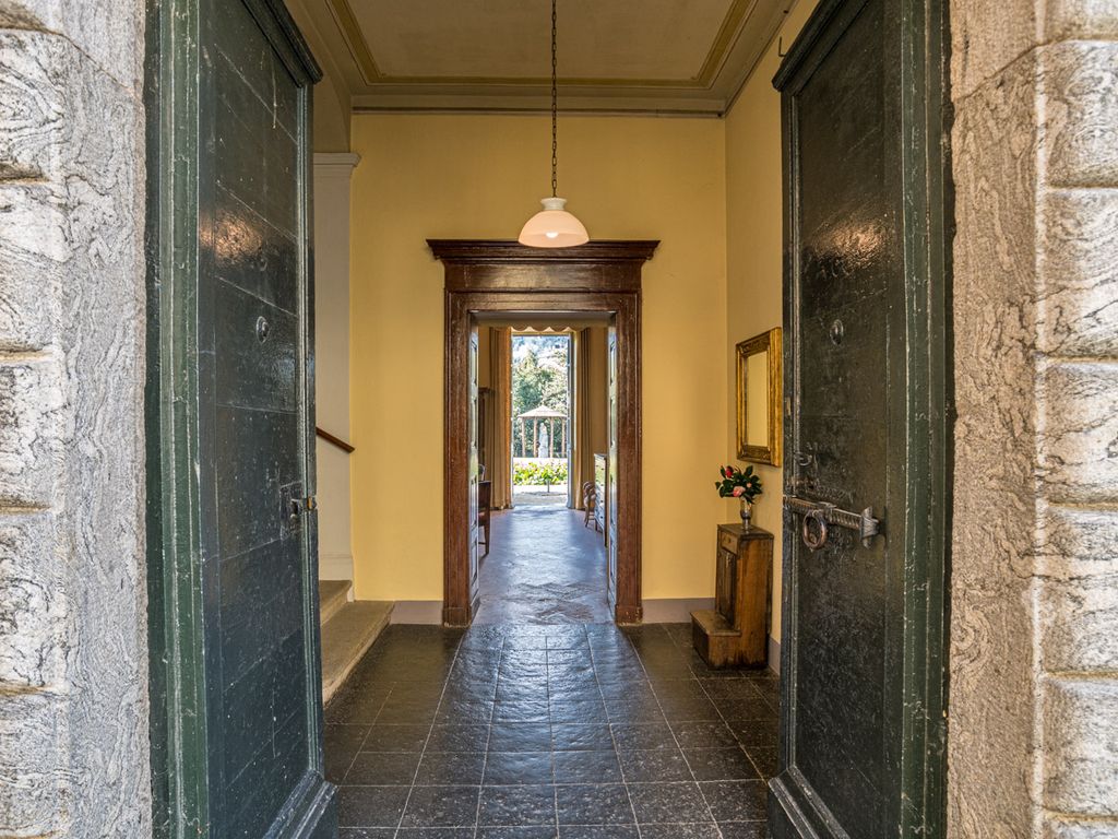 Property photo 2 of 39