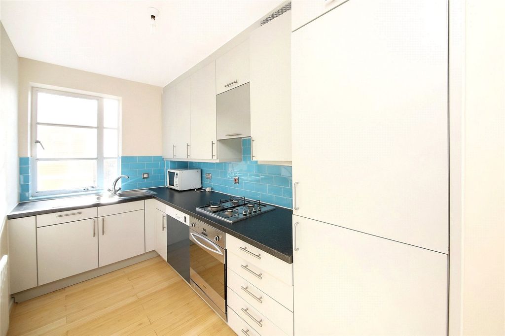 Property photo 3 of 10 Kitchen