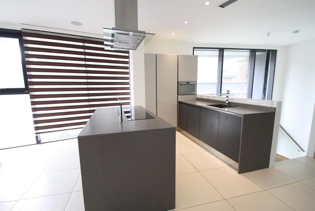 Property photo 2 of 10 Kitchen