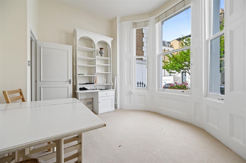 Property photo 3 of 8 Overstone Road