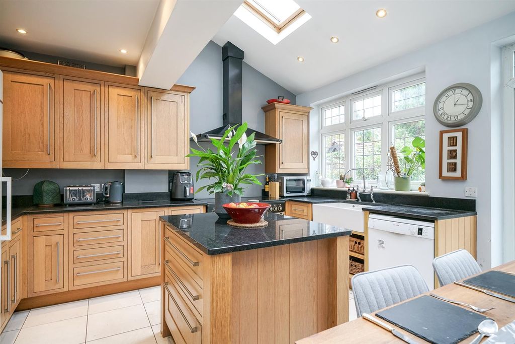 Property photo 3 of 33 Kitchen/Breakfast Room