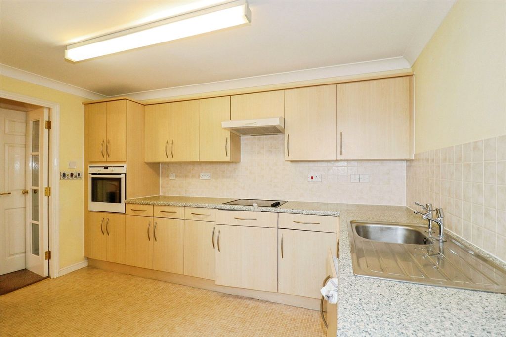 Property photo 3 of 10 Kitchen