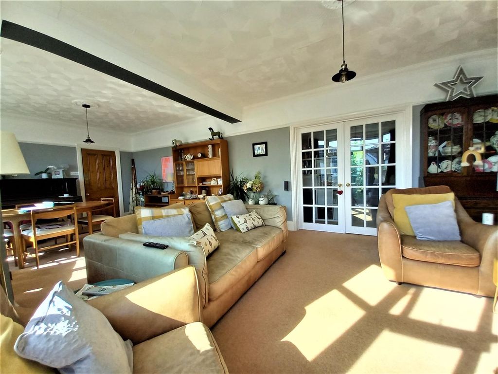 Property photo 3 of 13 Lounge