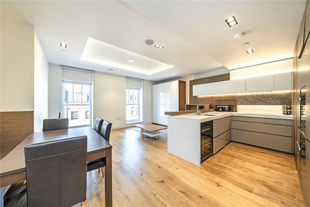 Property photo 3 of 10 Dining / Kitchen