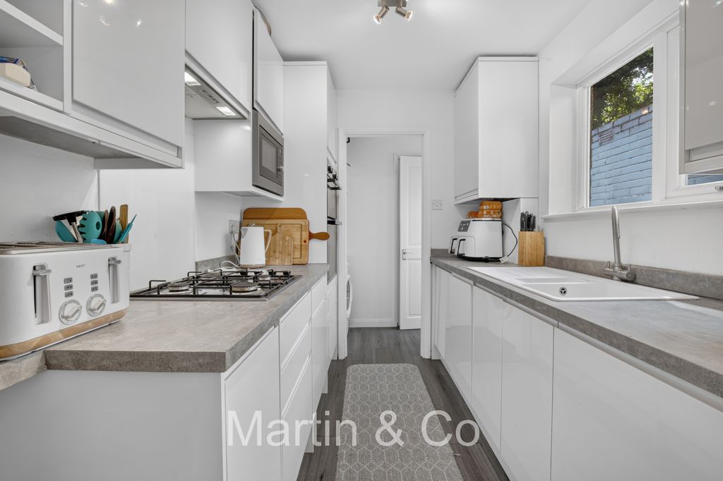 Property photo 1 of 17 1730292078 - 43 Sussex Road, Cr2 - 16