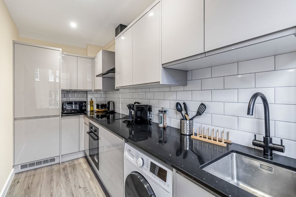 Property photo 2 of 7 Kitchen