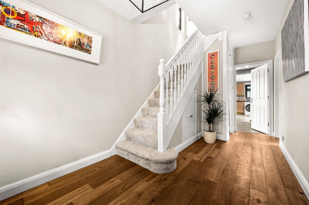 Property photo 2 of 31