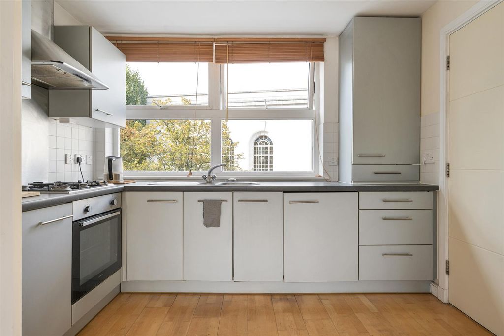 Property photo 3 of 17 Reading Lane, E8