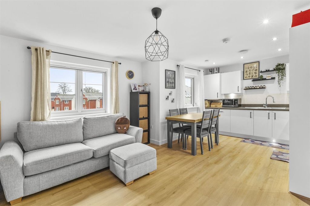 Property photo 2 of 15 18 Kilty Place, Hp11 1Dg-7.Jpg