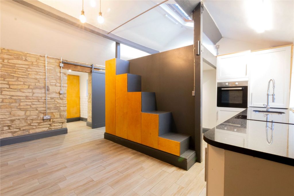 Property photo 3 of 15 Studio