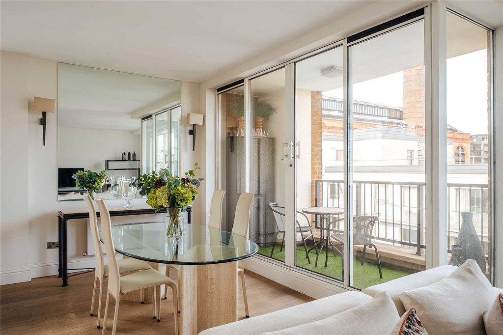 Property photo 3 of 14 Dining Space