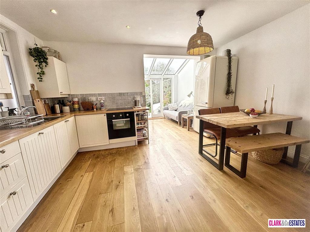 Property photo 3 of 19 Kitchen