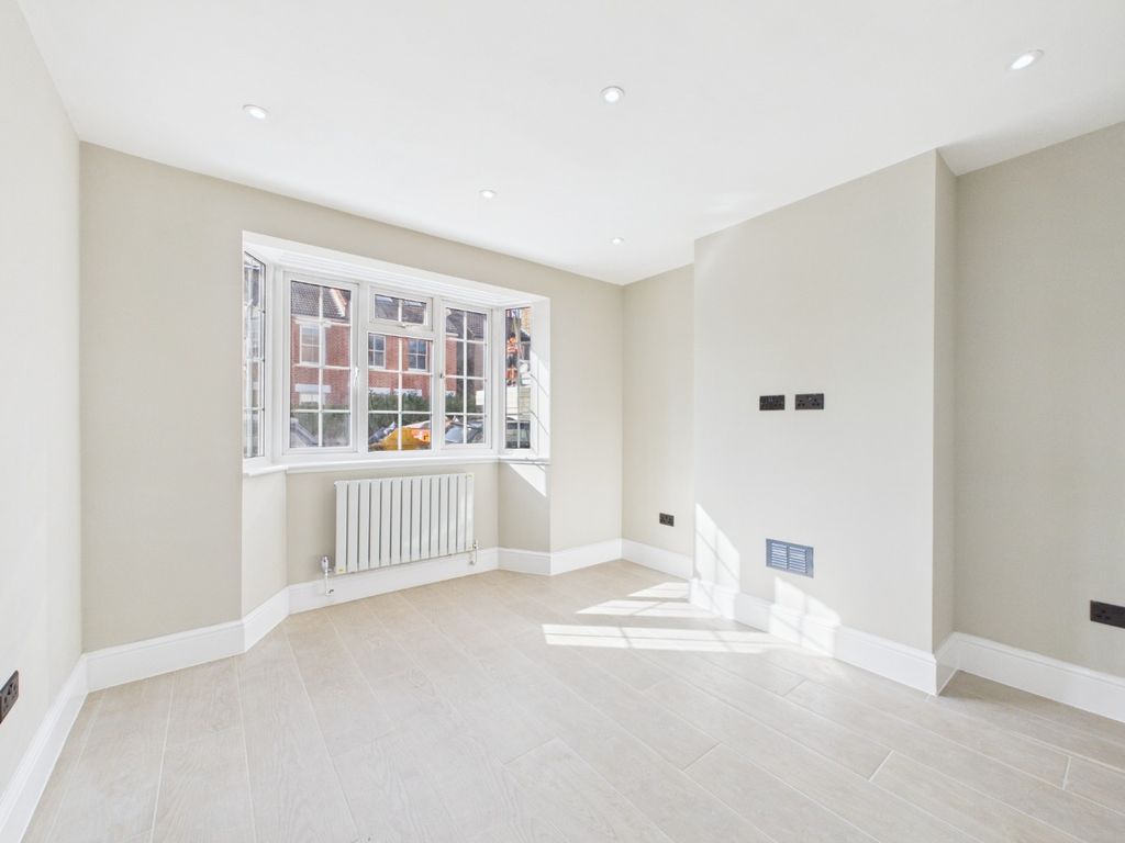 Property photo 2 of 12 5327443