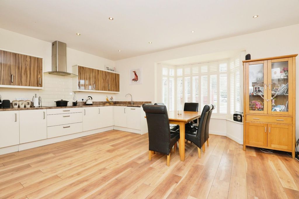Property photo 3 of 21 Dining Kitchen