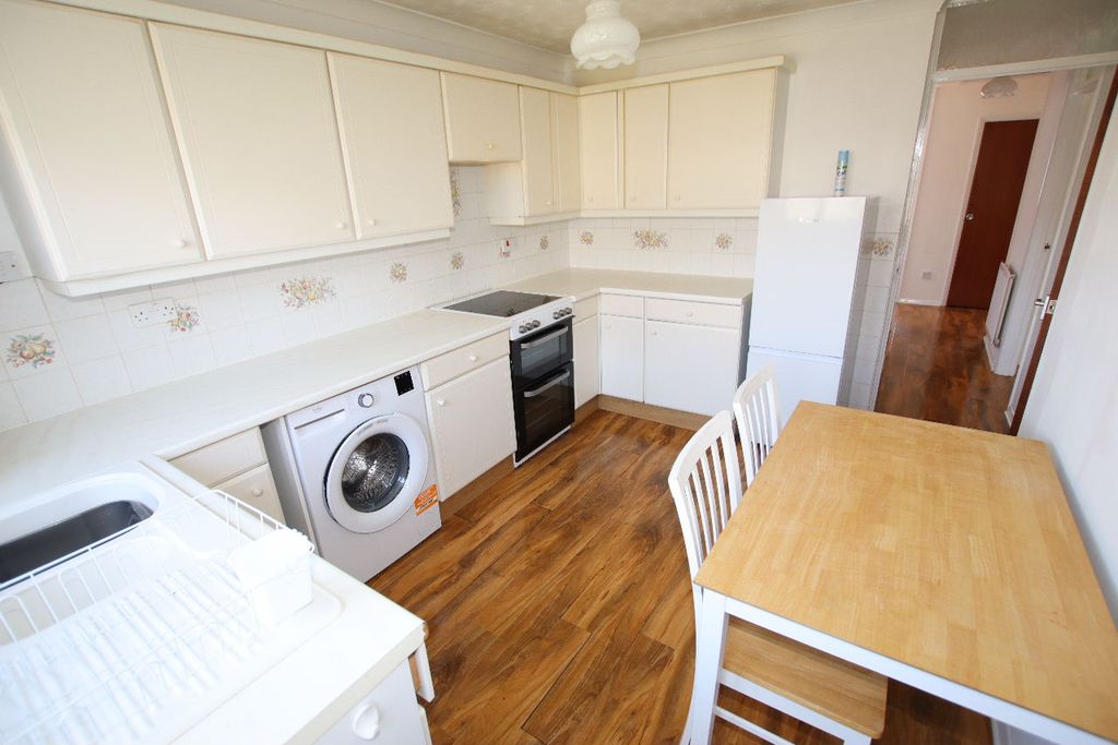 Property photo 1 of 17 Hampstead Avenue, Clacton On Sea.