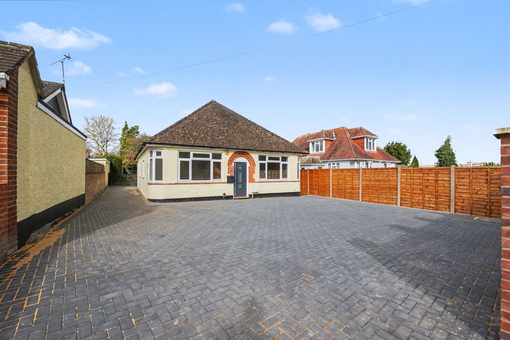 Property photo 1 of 14 3 Bed Bungalow For Sale Maidstone Road, Gillingham Me8