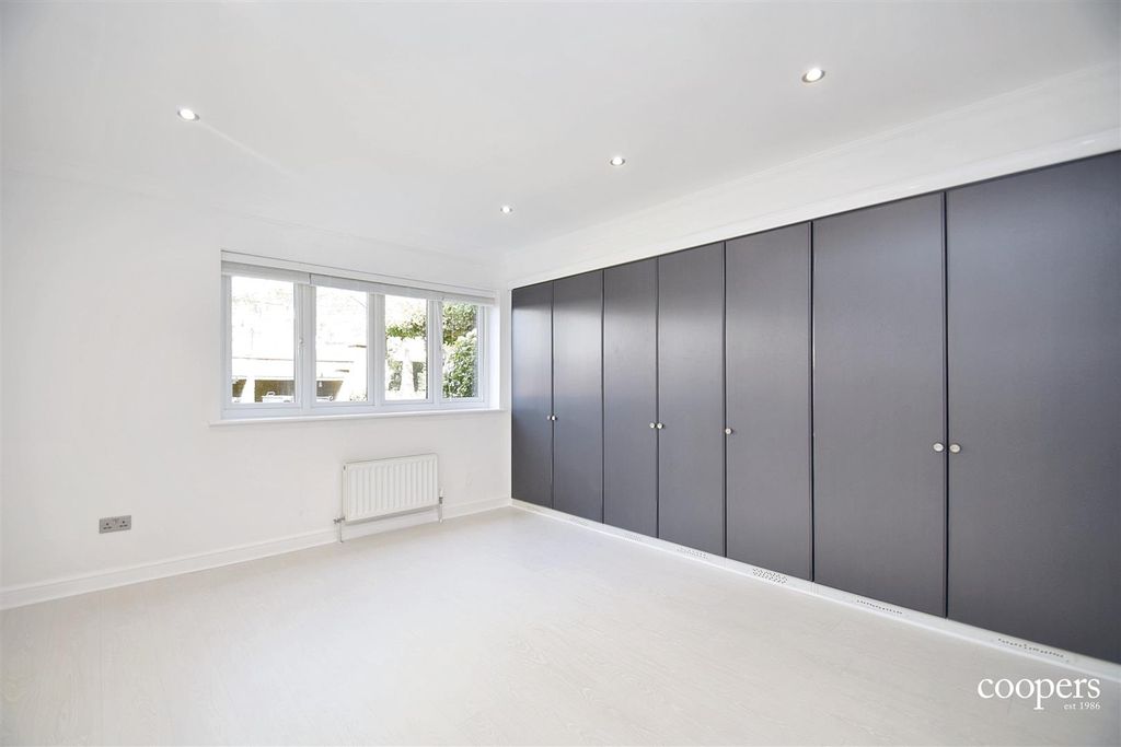 Property photo 2 of 9 Bedroom