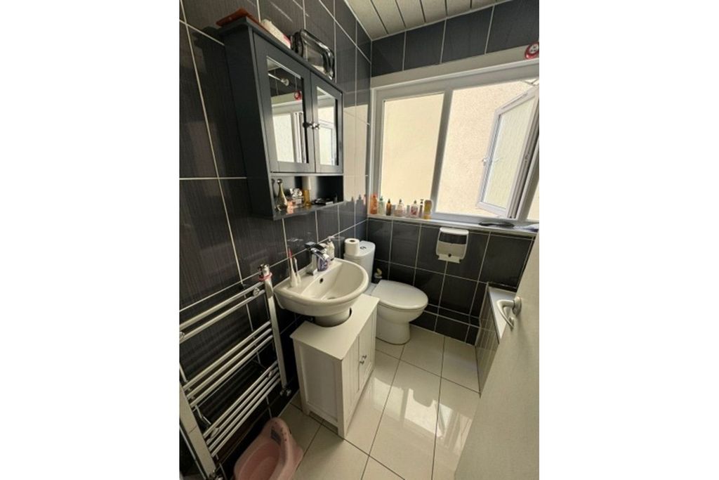 Property photo 3 of 19 Bathroom