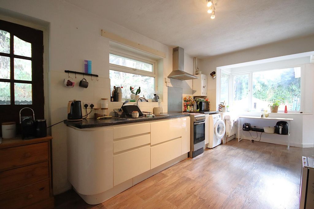 Property photo 3 of 11 Kitchen
