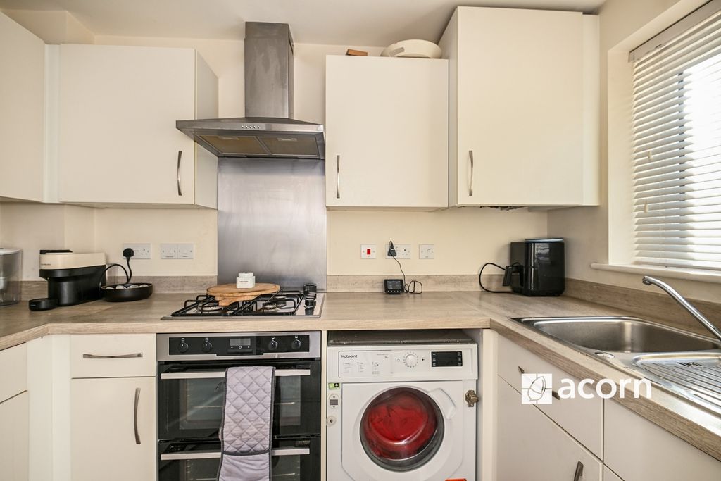 Property photo 3 of 10 Kitchen