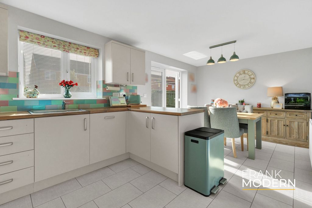 Property photo 3 of 44 Kitchen / Diner