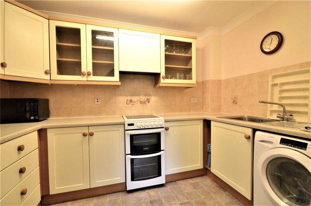 Property photo 3 of 10 Kitchen