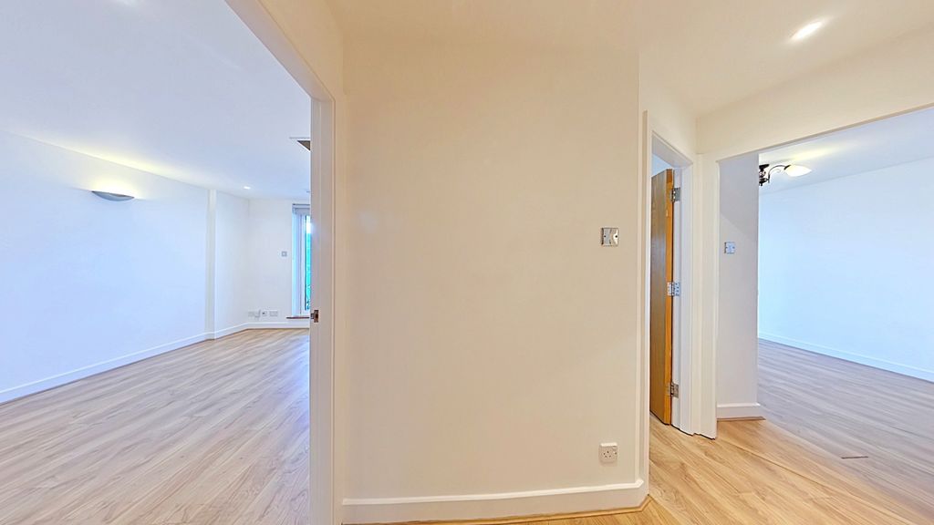 Property photo 2 of 10 Entrance Hall