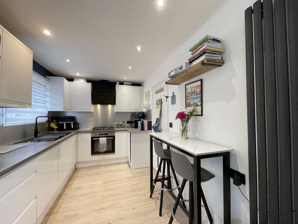 Property photo 3 of 18 Yealmpstone Close 20 - Kitchen Front.Jpg