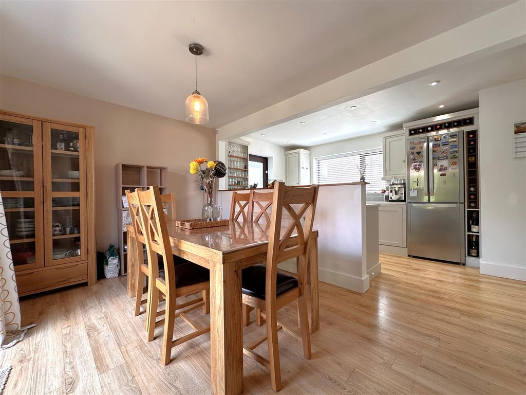 Property photo 2 of 24 Open-Plan Dining Kitchen 165