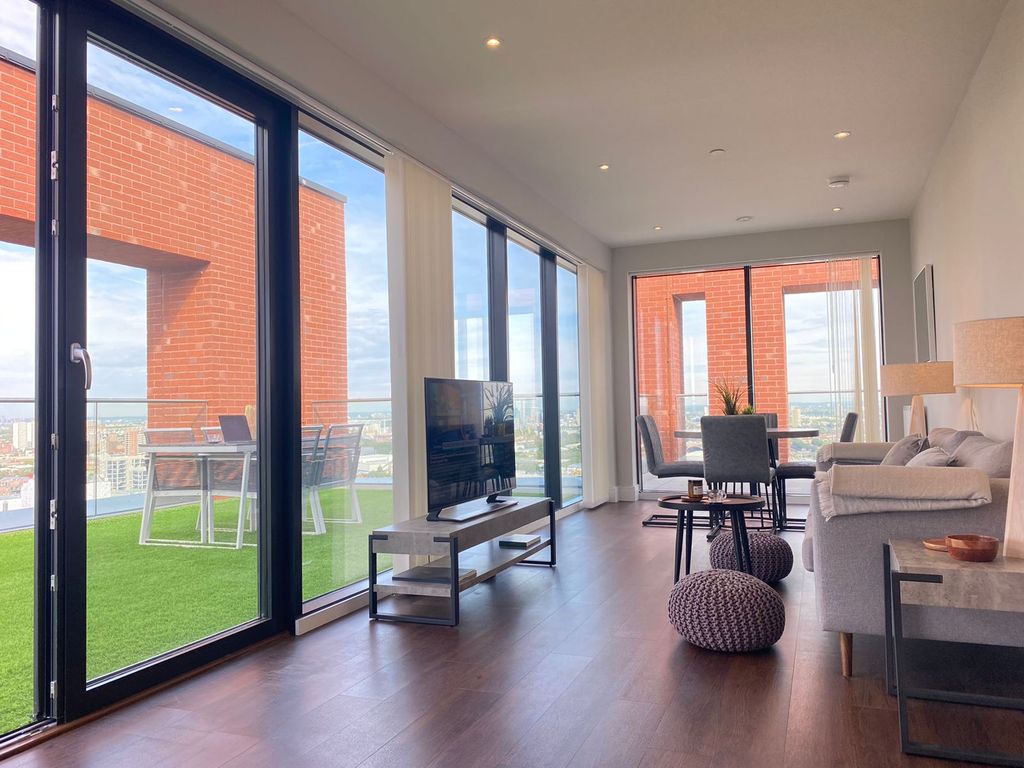 Property photo 1 of 17 Living Room / Diner