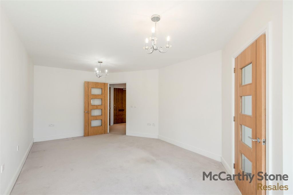 Property photo 3 of 18 8642353-Interior03.Jpg