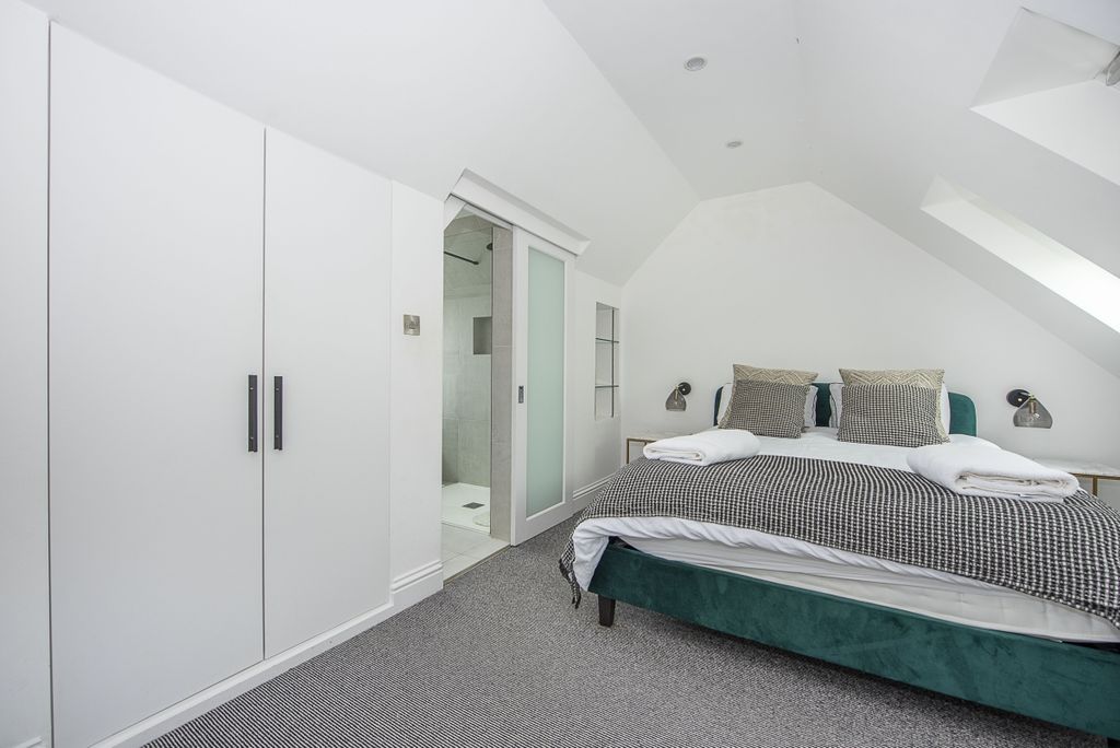 Property photo 3 of 16 55-Barcombe-Avenu...