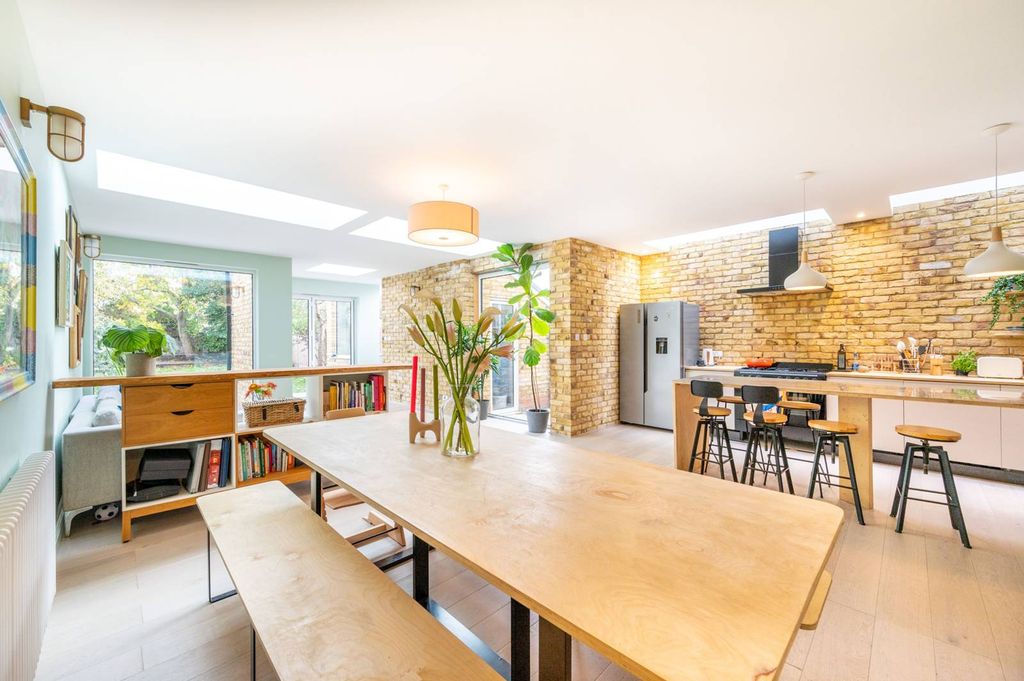 Property photo 2 of 25